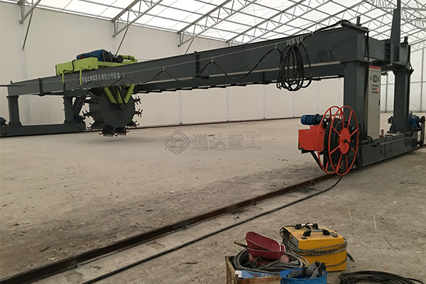 大葉輪有機(jī)肥液壓大跨度輪盤(pán)翻堆機(jī)