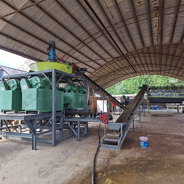 復合肥生產設備是一種以雞、豬、牛、羊類糞便、城市污泥等為主要原料，添加一定量氮肥、磷肥、鉀肥、硫酸鎂、硫酸亞鐵等物質，以