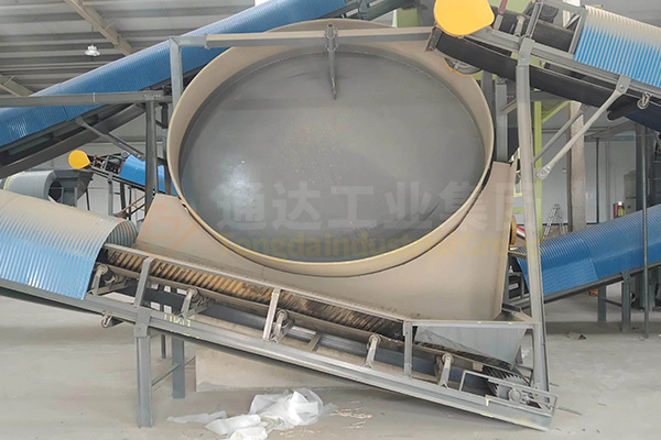 有機肥圓盤造粒機在歷史中很長一段時間內，球形顆粒造粒的主要設備，直到新型有機肥造粒機和攪齒等的出現(xiàn)，才逐漸在肥料加工生產線設備中利用率降低。